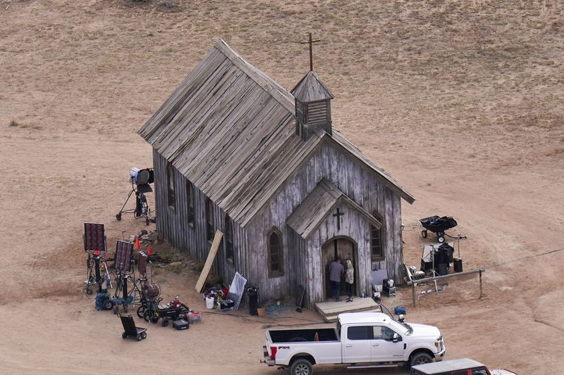 Cette photo aérienne montre un tournage au Bonanza Creek Ranch à Santa Fe, Nouveau-Mexique, le samedi 23 octobre 2021.
