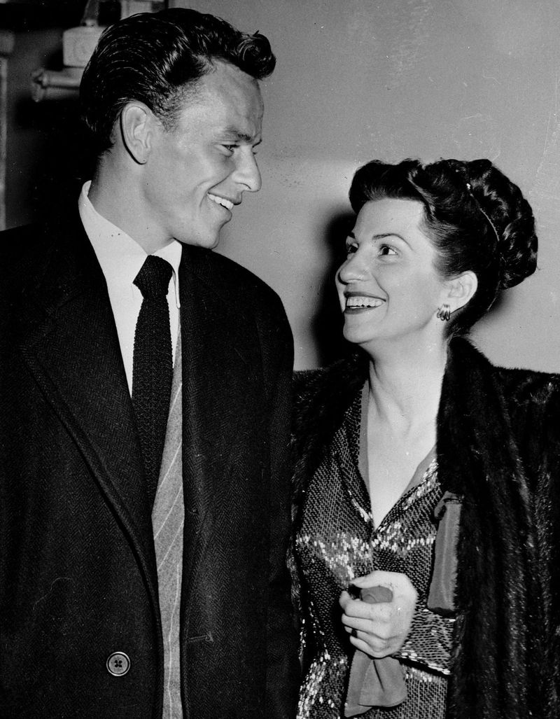 En esta fotografía de archivo del 23 de octubre de 1946, el cantante Frank Sinatra y su esposa Nancy sonríen ampliamente mientras salen de un club nocturno de Hollywood. Nancy murió el viernes 13 de julio de 2018. | Foto / Archivo AP