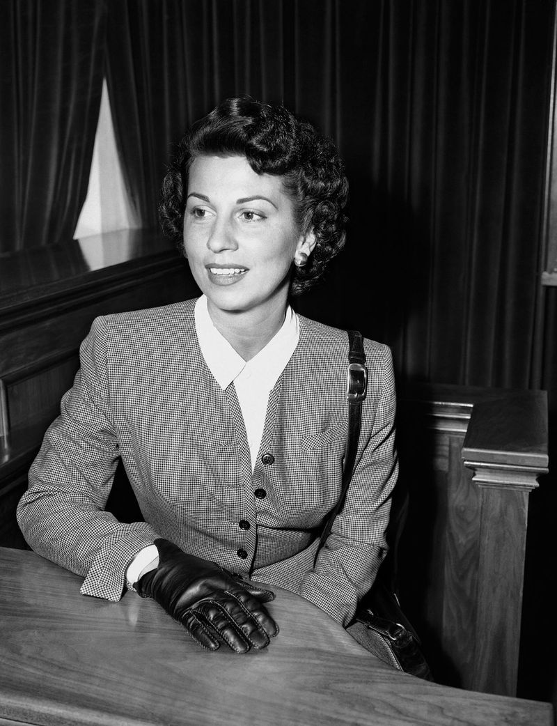 En esta fotografía de archivo del 28 de septiembre de 1950, Nancy Sinatra Sr. toma el estrado de testigos en el Tribunal Superior de Santa Mónica, California, donde se le otorgó un decreto de pensión alimenticia separada del cantante Frank Sinatra. | AP Photo / Harold Filan, archivo