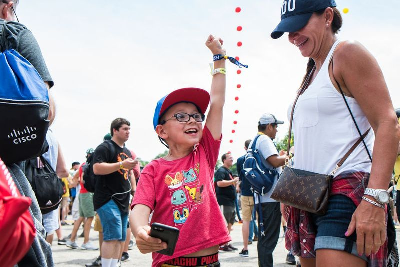 Tyleris Vaughanas švenčia po 2017 m. liepos 22 d. Granto parke vykstančiame „Pokémon GO Fest“ festivalyje kartu su savo motina Helen Vaughan sučiupęs mistinį „Unown“. Maksas Hermanas / Už saulės laikus