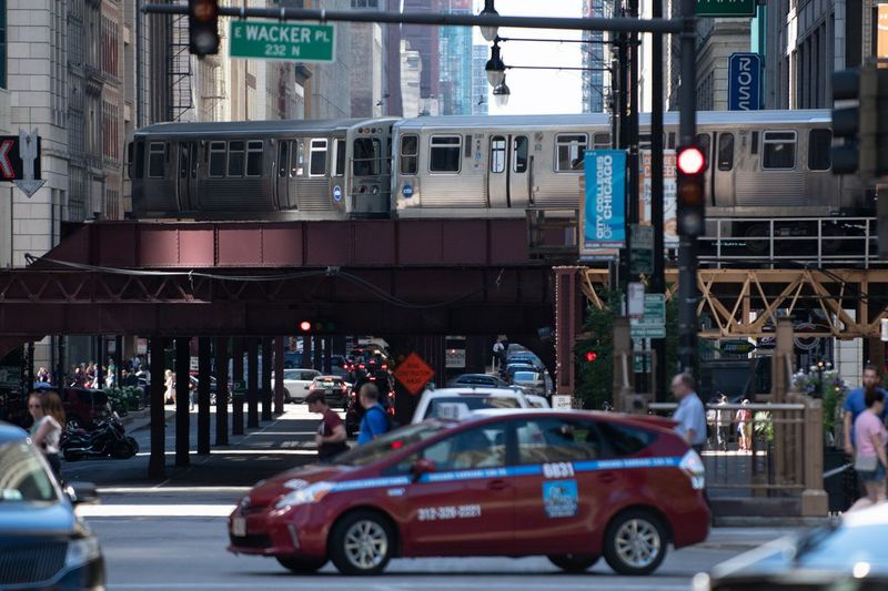 2018 m. liepos 2 d. CTA traukinys pravažiuoja Wabash Avenue Čikagoje. Colinas Boyle