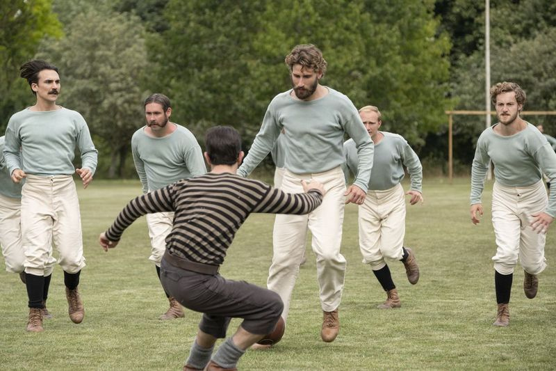 Kevin Guthrie (mitt i förgrunden) och Edward Holcroft (mitt i bakgrunden) i en scen från The British Game, ett sexdelat drama som kartlägger fotbollens ursprung.