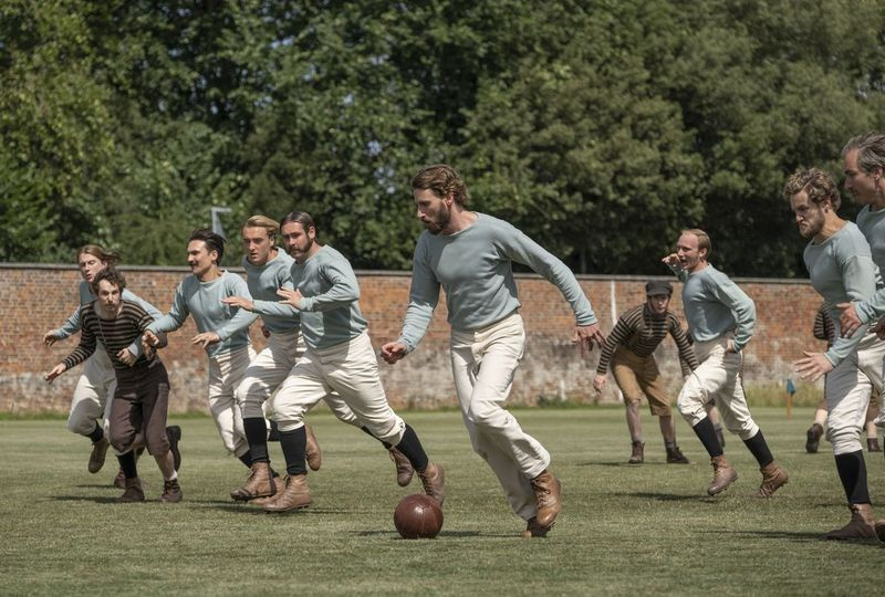 Edward Holcroft (förgrunden) i en scen från The British Game, ett sexdelat drama som kartlägger fotbollens ursprung.