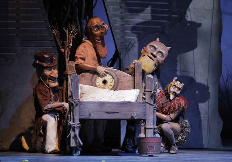 Asistentii lui Méphistopheles, costumați în măști supradimensionate concepute și create de John Frame și Vita Tzykun, în Faust la Lyric Opera din Chicago. | Drepturi de autor Cory Weaver