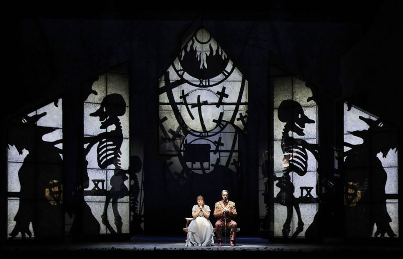Ailyn Perez în rolul lui Marguerite și Christian Van Horn în rolul lui Mefistofele în producția de la Opera lirică a lui Faust. | Drepturi de autor Cory Weaver