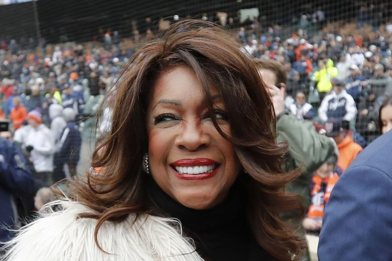 Mary Wilson diiringi selepas menyanyikan lagu kebangsaan sebelum perlawanan besbol pada 2019 antara Detroit Tigers dan Kansas City Royals di Detroit.