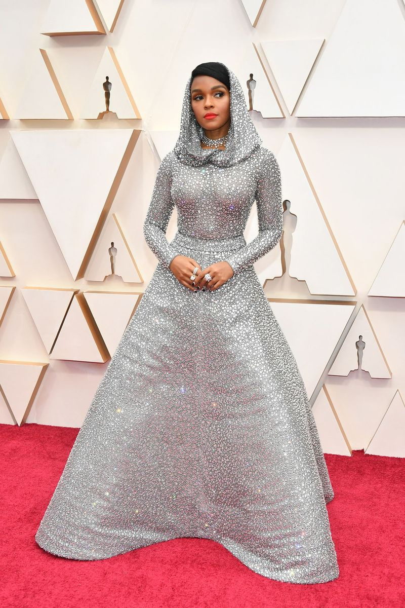 Janelle Monae brille dans une robe Ralph Lauren qui comporte près de 170 000 cristaux Swarovski alors qu