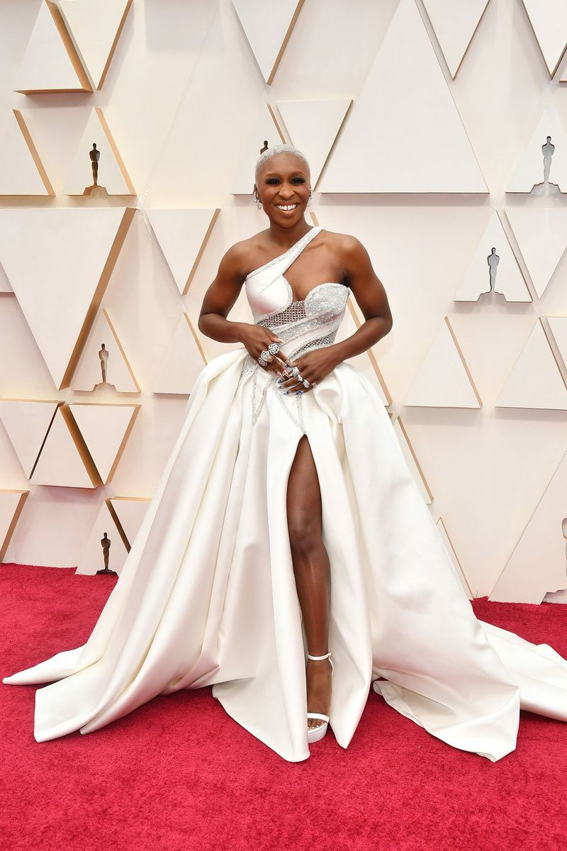 Cynthia Erivo porte une robe de bal Atelier Versace sur le tapis rouge de la 92e cérémonie des Oscars dimanche soir.