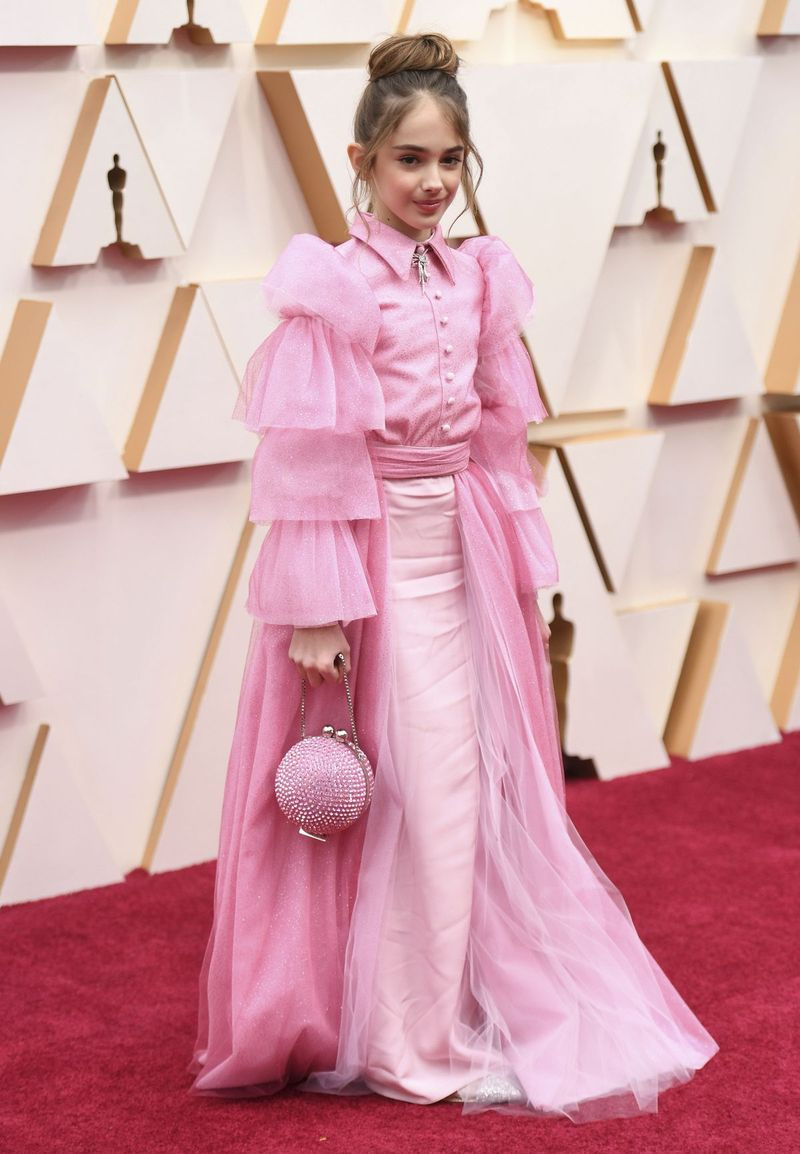 Julia Butters, 10 ans, présente actuellement dans Once Upon a Time in Hollywood, arrive dimanche aux Oscars à Los Angeles. Butters a collaboré avec le designer Christian Siriano sur sa robe rose et ses accessoires.