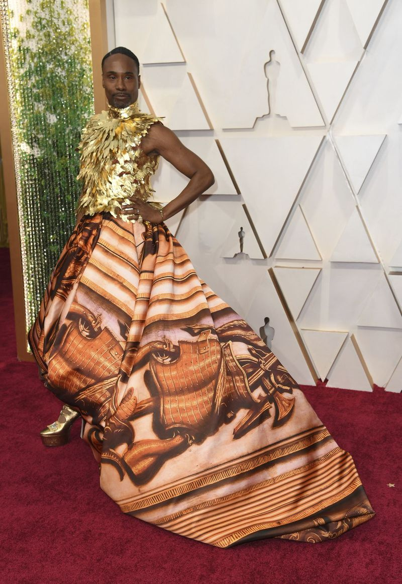 Billy Porter arrive aux Oscars dimanche soir, vêtu de Giles Deacon Couture.