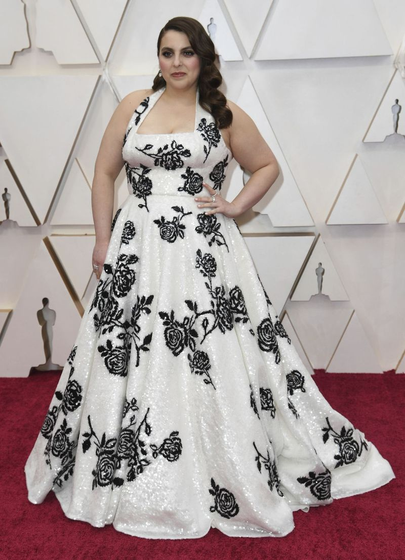 Beanie Feldstein arrive aux Oscars dimanche soir.