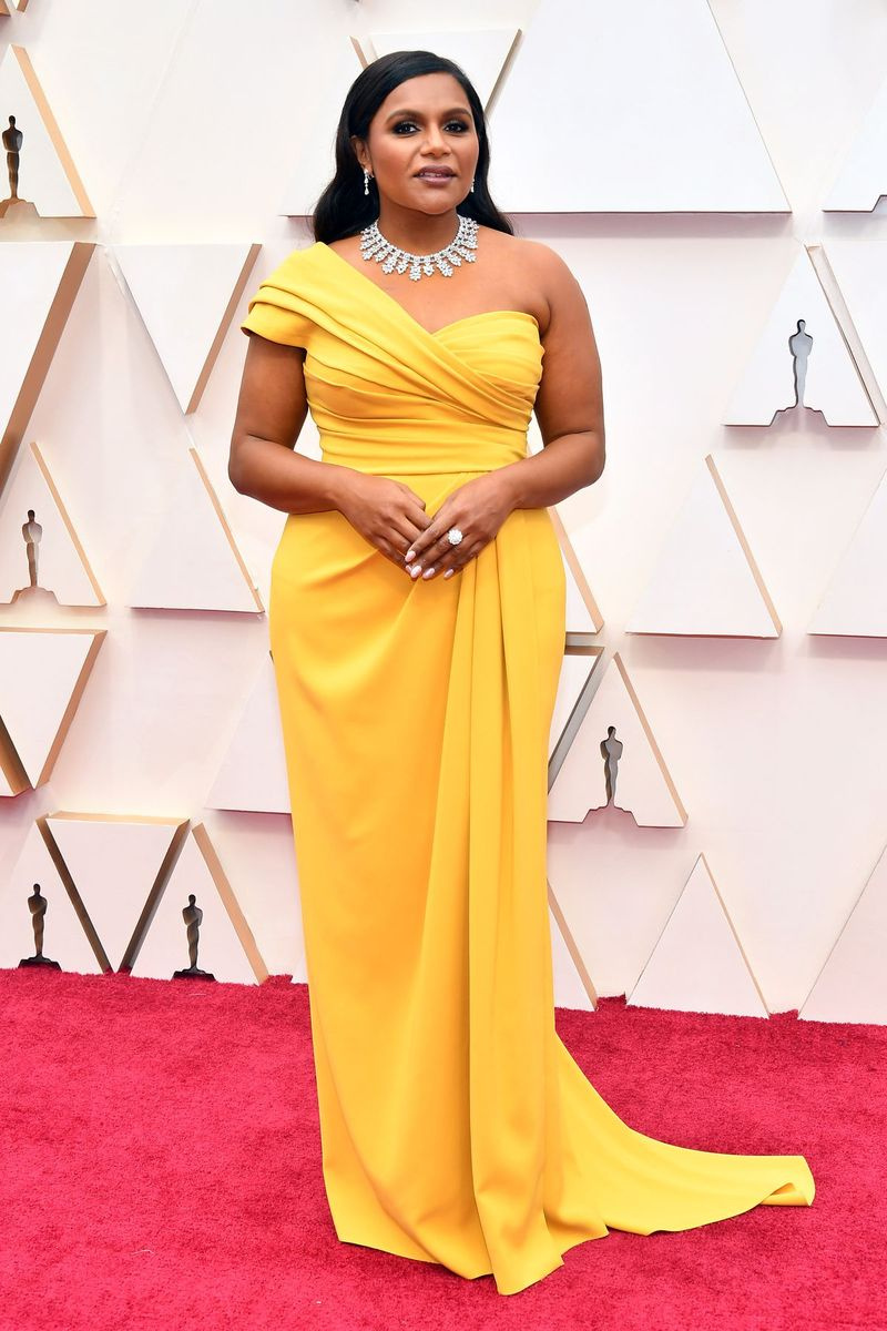 Mindy Kaling assiste à la 92e cérémonie des Oscars dans une robe jaune Dolce & Gabbana.