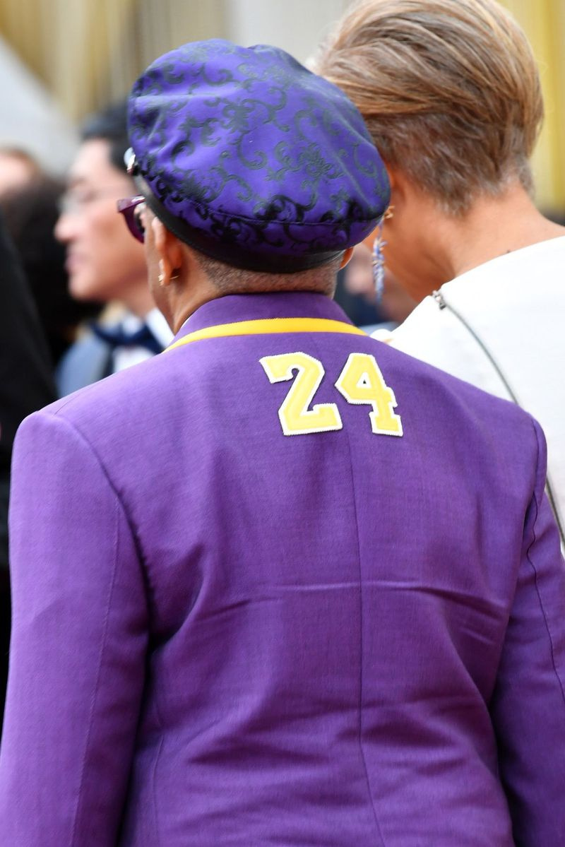 Spike Lee arrive aux Oscars dimanche soir, portant un hommage violet et or au numéro 24, Kobe Bryant.