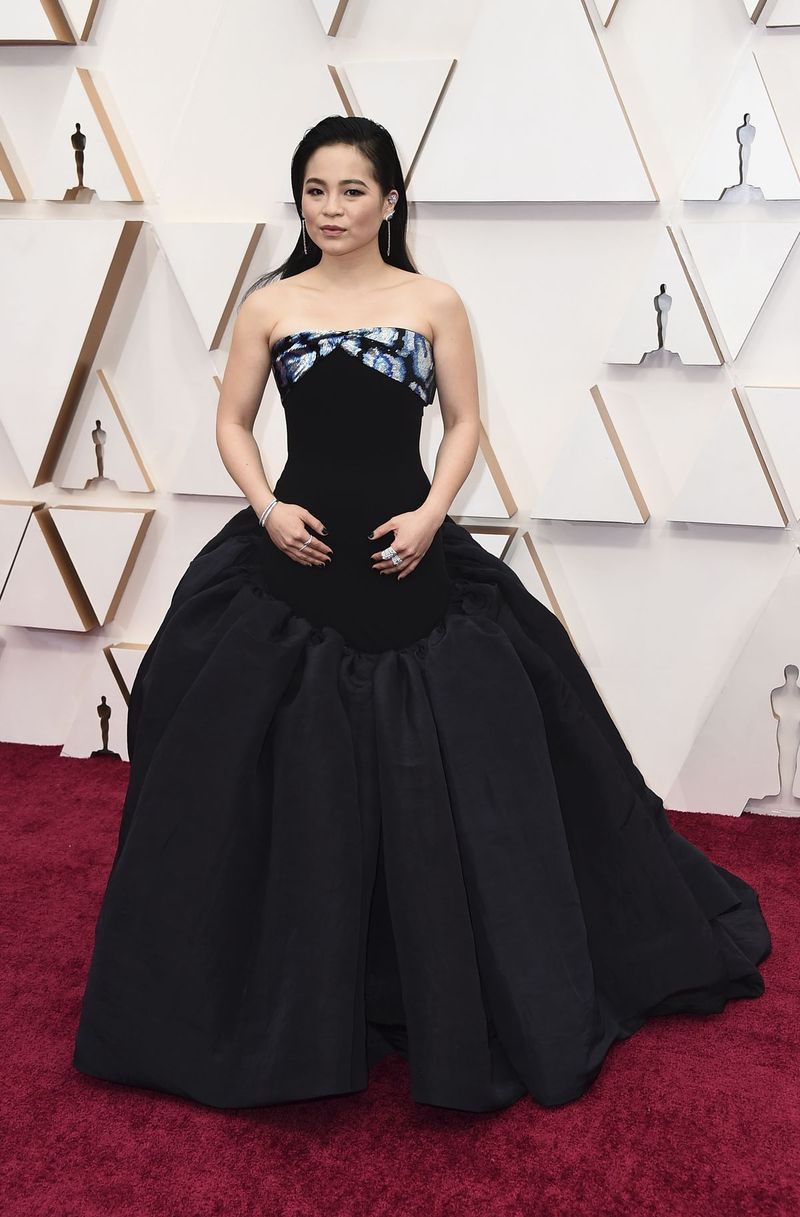 Kelly Marie Tran arrive aux Oscars dimanche soir.