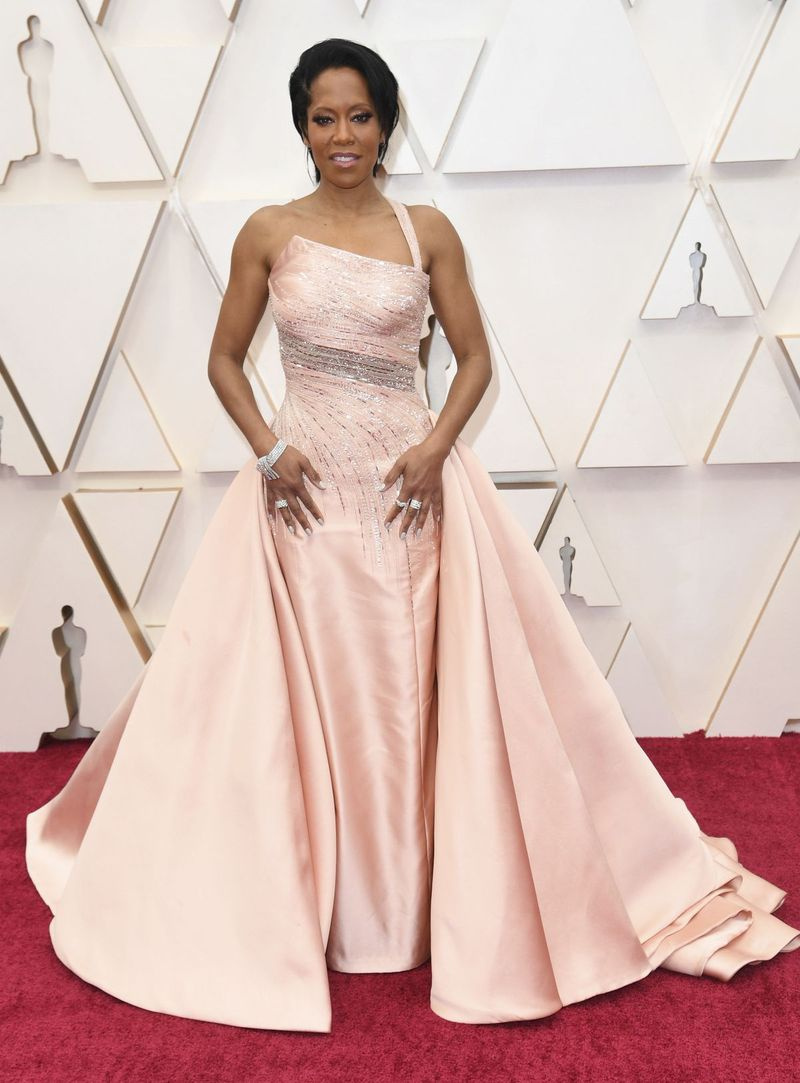 Regina King arrive aux Oscars le dimanche 9 février 2020, au Dolby Theatre de Los Angeles.