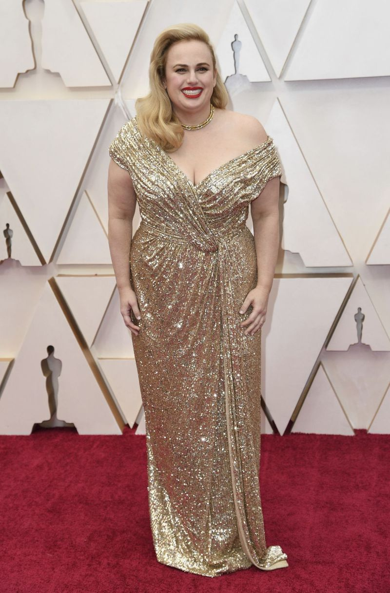 Rebel Wilson arrive aux Oscars.