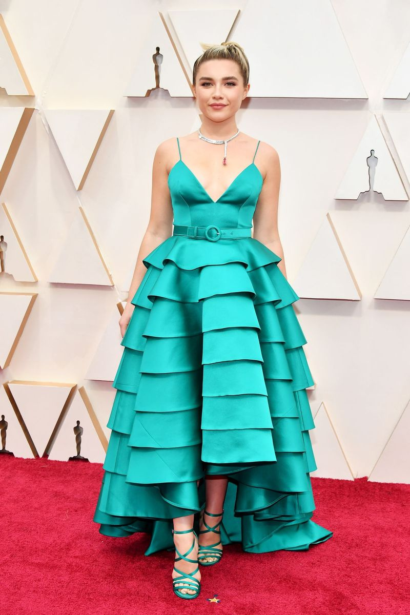 Florence Pugh assiste à la 92e cérémonie des Oscars dans une robe bleu sarcelle Louis Vuitton.