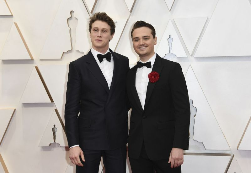 George MacKay (à gauche) et Dean-Charles Chapman, actuellement en vedette dans le film nominé aux Oscars 1917, arrivent aux Oscars dimanche soir.