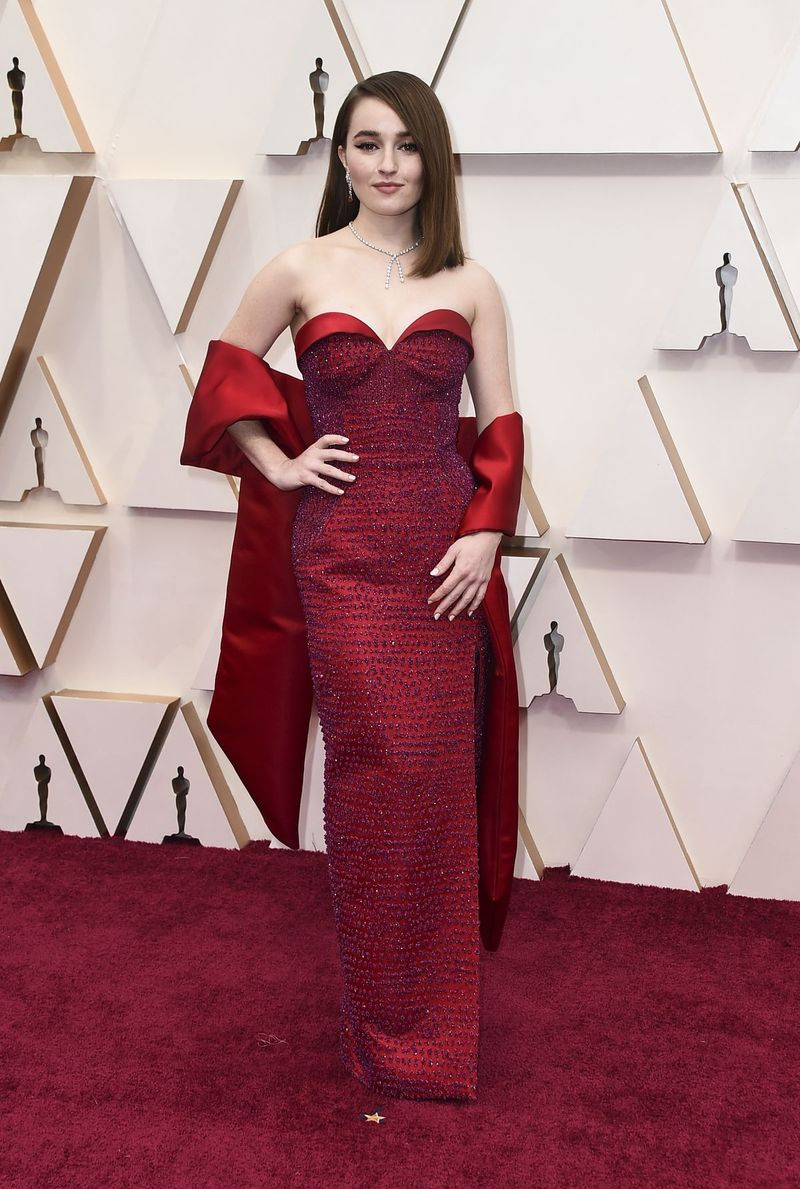 Kaitlyn Dever arrive aux Oscars vêtue d
