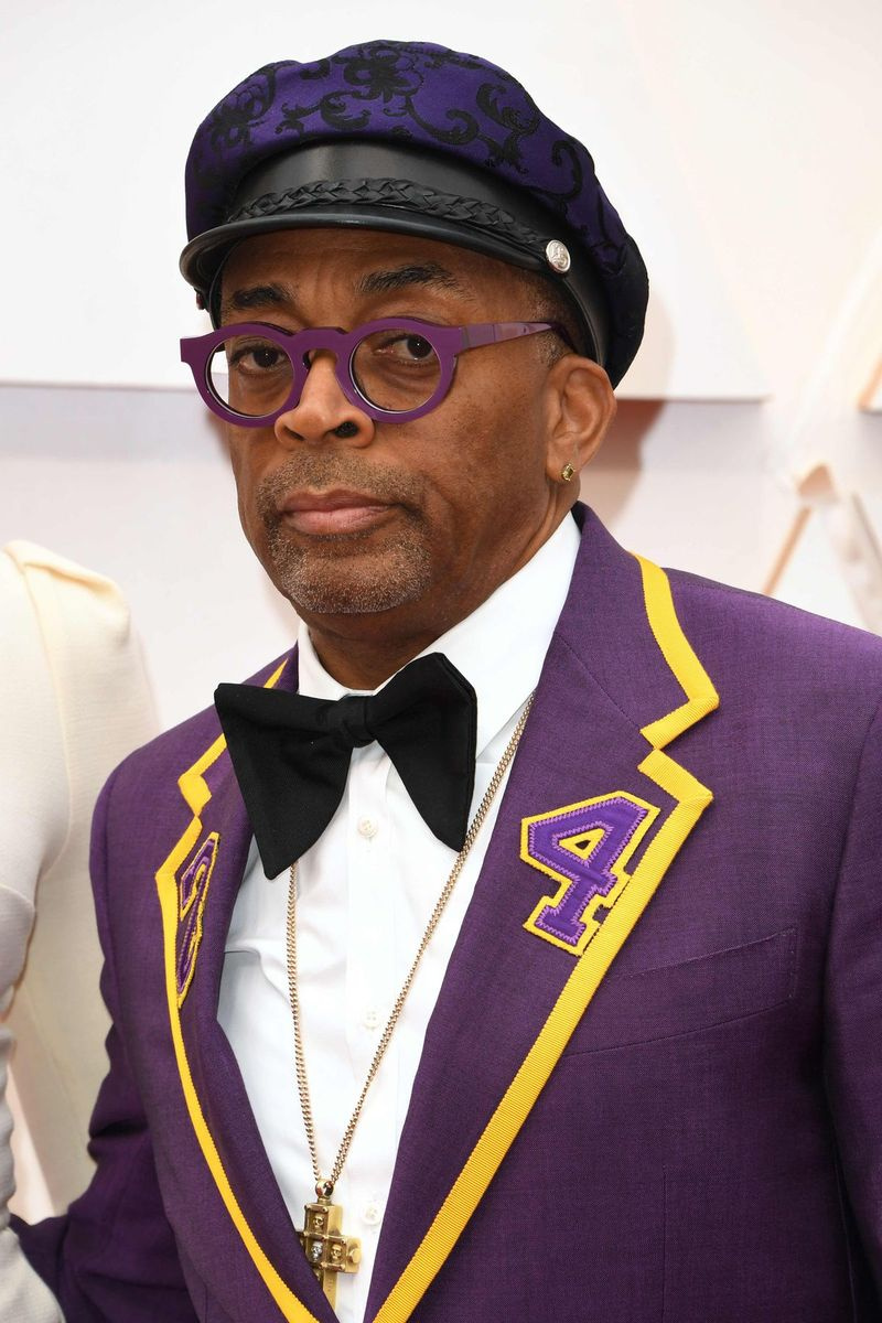 Spike Lee arrive aux Oscars dimanche soir, portant un hommage violet et or au numéro 24, Kobe Bryant.