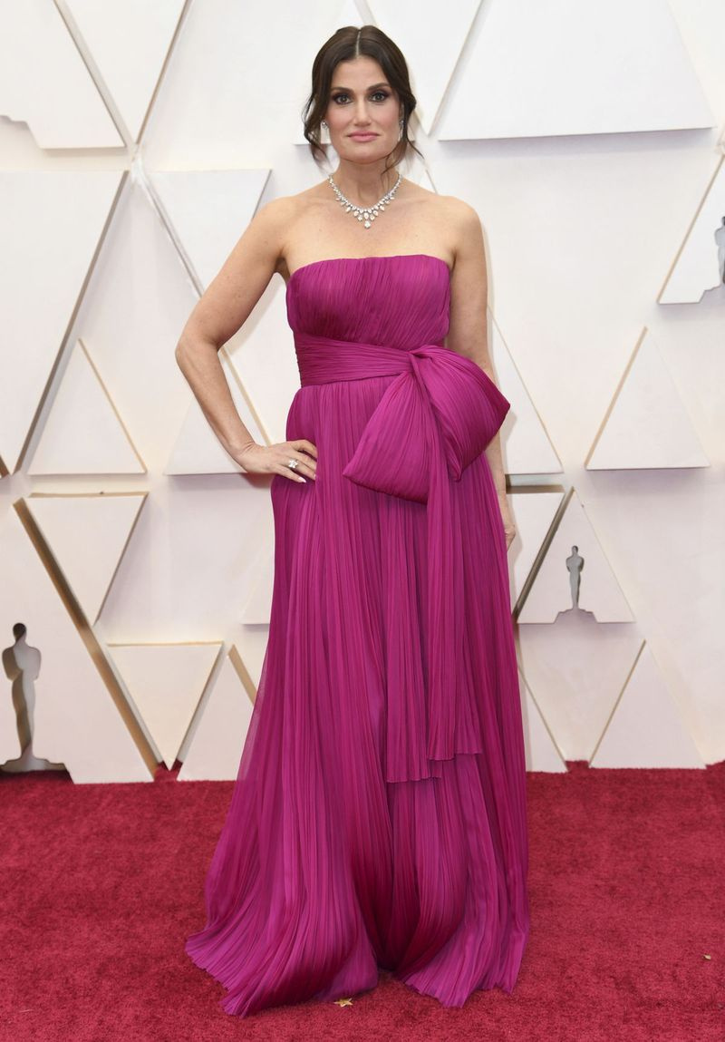 Idina Menzel, vêtue d