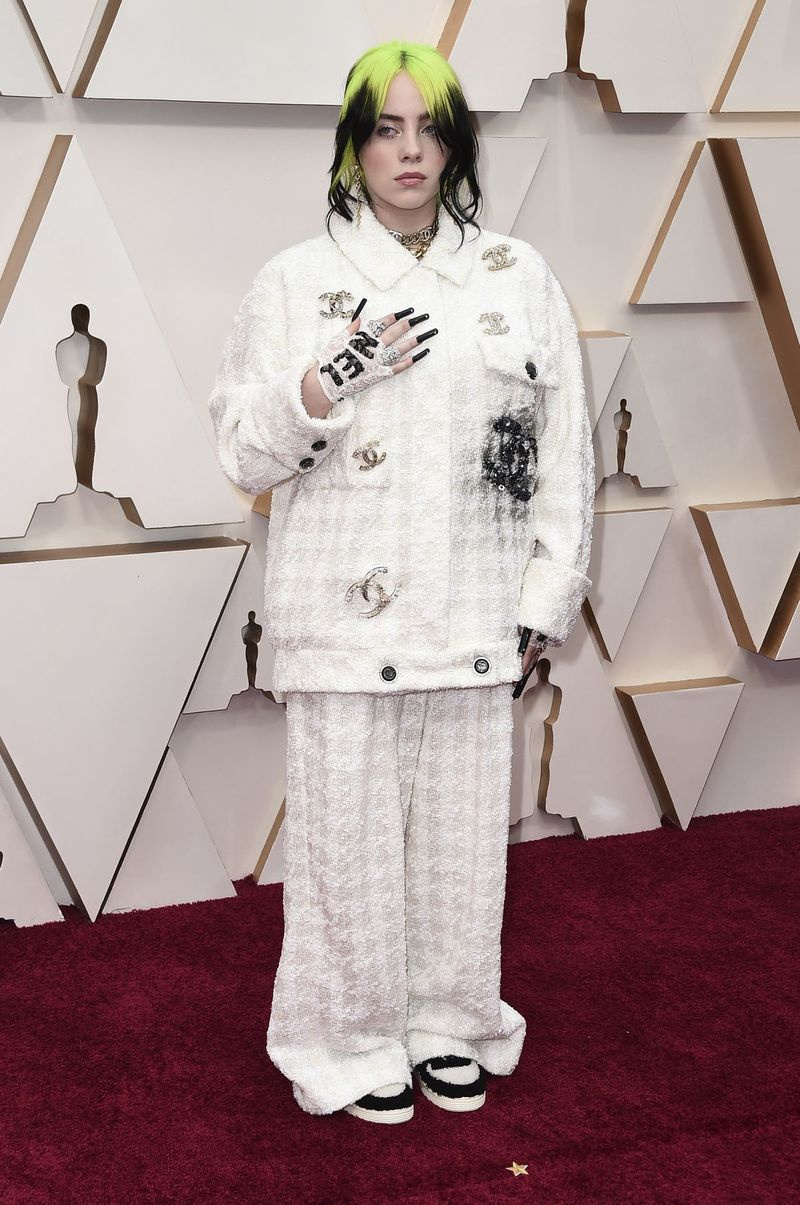 Billie Eilish porte Chanel pour son arrivée sur le tapis rouge aux Oscars dimanche soir.