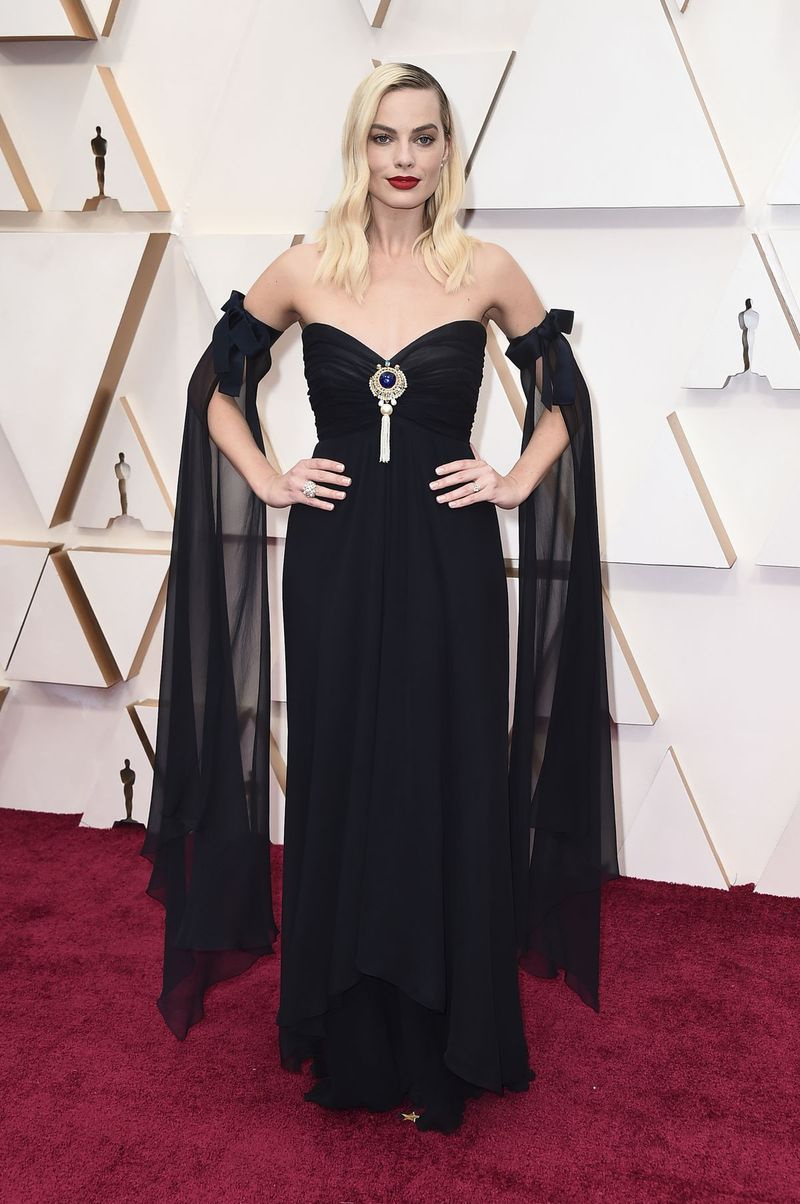 Margot Robbie porte du Chanel vintage pour son arrivée sur le tapis rouge dimanche soir aux Oscars.