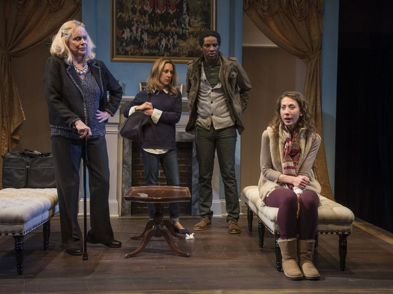 Suzanne Petri (din stânga), Amy Rubenstein, Michael Pogue și Carley Cornelius în producția Windy City Playhouse a lui Becky Shaw. | Michael Brosilow