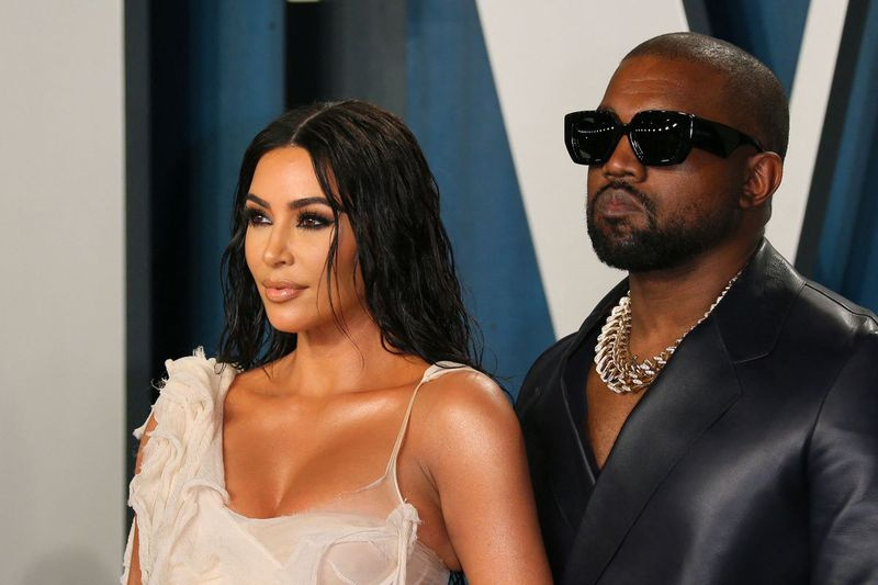 Kim Kardashian West y su esposo Kanye West asisten a la fiesta de los Oscar 2020 Vanity Fair en Beverly Hills.