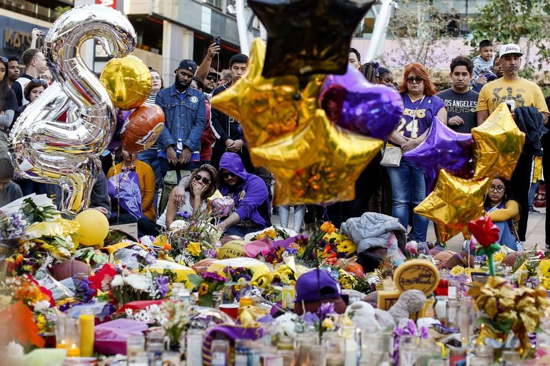 Fani izrāda cieņu Kobes Braientam piemiņas vietā netālu no Staples centra Losandželosā. Braients, 18 kārtējais NBA Visu zvaigžņu spēlētājs, kurš 20 gadus ilgās Losandželosas Lakers karjeras laikā kļuva par vienu no savas paaudzes izcilākajiem basketbolistiem, janvārī gāja bojā helikoptera avārijā.