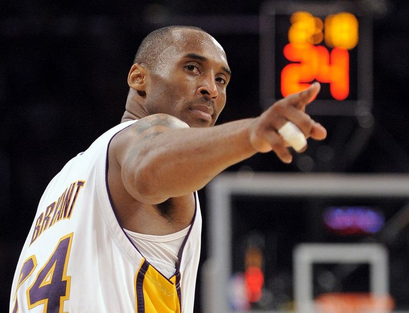 Šajā 2009. gada 7. jūnija failā Losandželosas Lakers aizsargs Kobe Braients (24) norāda uz spēlētāju, kurš atrodas aiz viņa, pēc tam, kad pēdējās sekundēs guva grozu pret Orlando Magic NBA basketbola fināla 2. spēlē Losandželosā.
