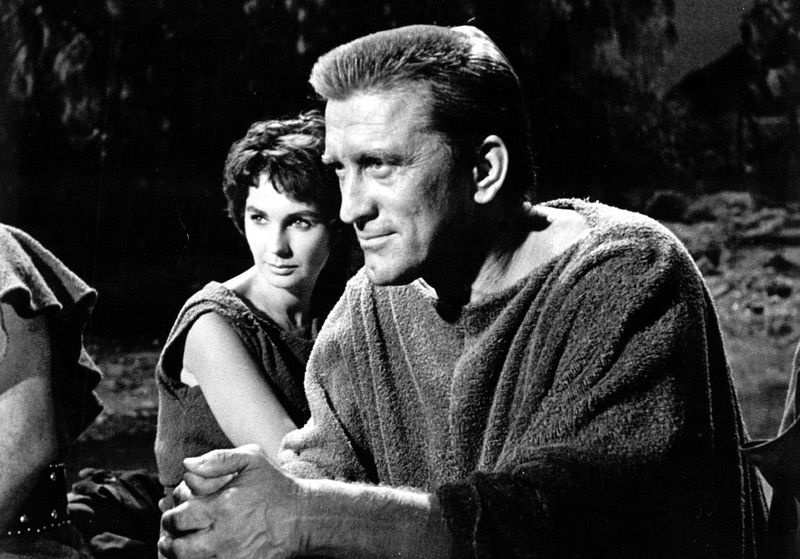 Kērks Duglass un Žans Simmons tiek rādīti ainā no 1960. gada filmas Spartaks.