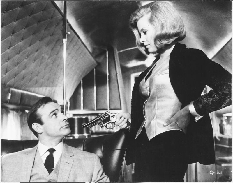 Šons Konerijs un Honors Blekmens ir parādīti ainā no 1964. gada Džeimsa Bonda filmas Goldfinger.