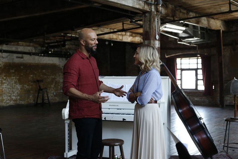 Common speelt de manager van een jazzzangeres (Sarah Jessica Parker) in Here and Now. | AMBI Media Groep