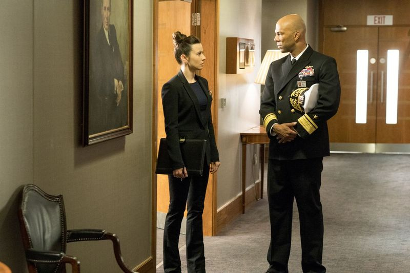 Een veiligheidsanalist (Linda Cardellini) en een admiraal (Common) proberen een escalerende militaire crisis in Hunter Killer te kalmeren. | Toppremière