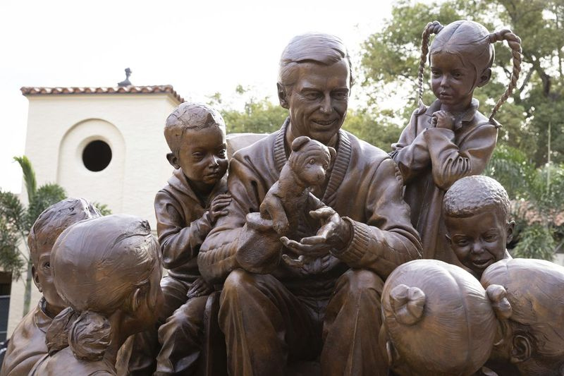 Bronzová socha Freda McFeelyho Rogersa, známeho ako Mister Rogers, teraz stojí na Rollins College vo Winter Park na Floride. Rogers absolvoval školu v centrálnej Floride v roku 1951.