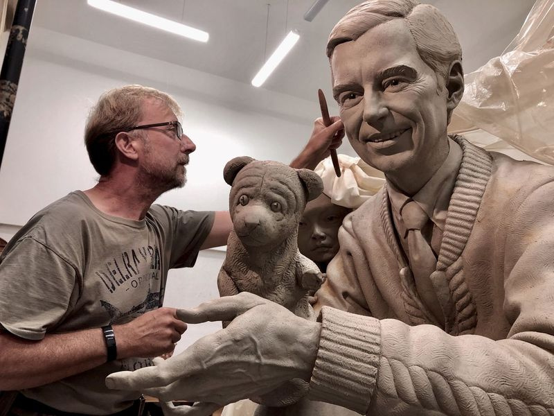Britský umelec Paul Day, známy svojimi verejnými pamiatkami, pracuje na soche Freda McFeelyho Rogersa, známeho ako Mister Rogers, v zlievarni v Českej republike.