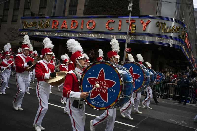 2019 m. lapkričio 28 d. Niujorke vyksiančio Macy padėkos dienos parade „Revelers“ leidžiasi Amerikos alėjoje priešais „Radio City Music Hall“. Jame bus 15 milžiniškų personažų balionų, 28 plūdės, 36 nauji ir paveldo pripučiami balionai, daugiau nei 800 klounų, 10 žygeivių ir devynios pasirodymų grupės ir, žinoma, Kalėdų Senelis