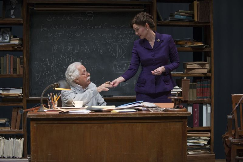 Mike Nussbaum og Katherine Keberlein spiller hovedrollene i Relativity at Northlight Theatre. | MICHAEL BROSILOW