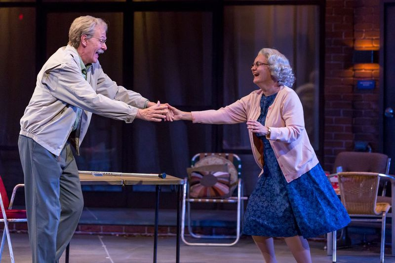 John Reeger y Paula Scrofano coprotagonizan D.L. La obra de Coburn The Gin Game, en el Drury Lane Theatre hasta el 13 de agosto (Foto: Brett Beiner)