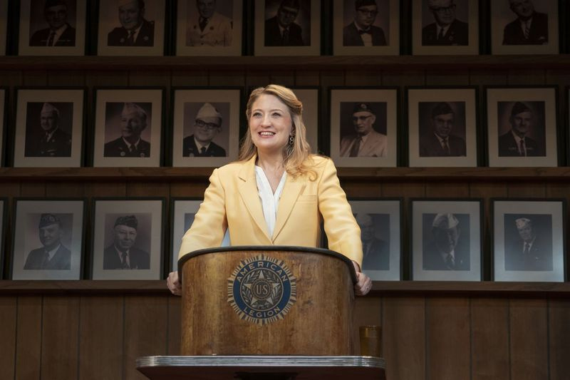 Heidi Schreck wird in einer Szene aus What the Constitution Means to Me gezeigt, die Schrecks Erfahrungen als High-School-Debattierchampion und das Leben ihrer weiblichen Verwandten nutzt, um Amerikas Prinzipien und den Kampf von Frauen und Minderheiten um Gehör zu erforschen und durch seine Gründungsurkunde geschützt.