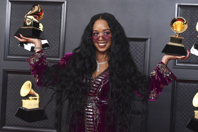 ELLA. posa en la sala de prensa con el premio a la canción del año por I Can’t Breathe y la mejor canción de R&B en la 63ª entrega anual de los premios Grammy el domingo por la noche en Los Ángeles.