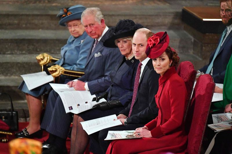 La reine britannique Elizabeth II (de gauche à droite) Charles, prince de Galles, Camilla, duchesse de Cornouailles, prince William et Catherine, duchesse de Cambridge sont assis à l