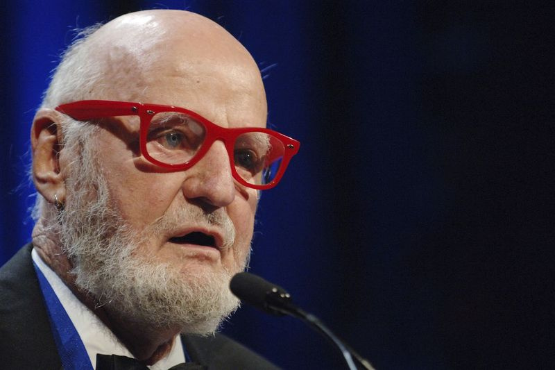El autor Lawrence Ferlinghetti recita un poema después de ser galardonado con el Premio Literario por Servicio Destacado a la Comunidad Literaria Estadounidense en los Premios Nacionales del Libro en Nueva York, en 2005.