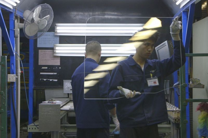 Dette billede udgivet af Netflix viser en arbejder hos Fuyao, en glasproducent i Kina, i en scene fra den Oscar-nominerede dokumentarfilm American Factory.