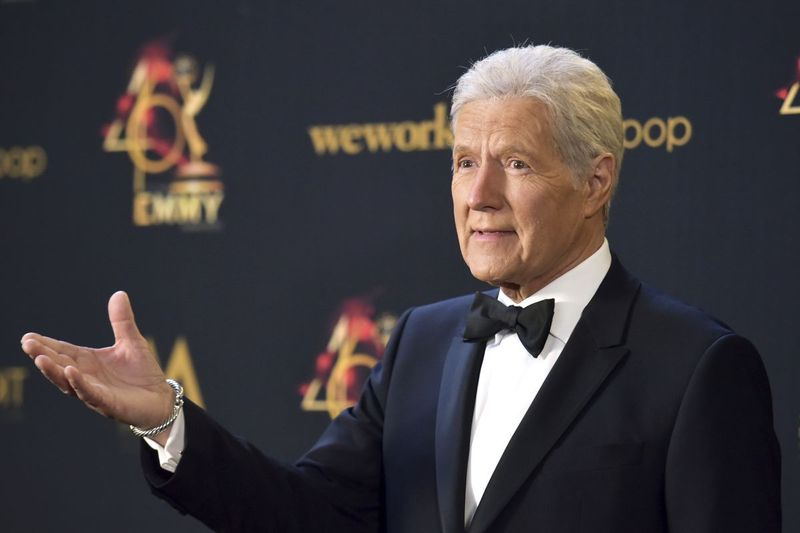 ¡Peligro! El presentador Alex Trebek posa en la sala de prensa de la 46a edición anual de los premios Emmy diurnos en 2019.