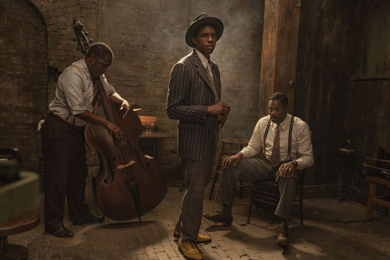 Michaelas Pottsas (iš kairės), Chadwickas Bosemanas ir Colmanas Domingo vaidina Ma Rainey filme „Juodasis dugnas“. Bosemanas buvo nominuotas NAACP įvaizdžio apdovanojimui už puikų aktorių filme už savo pasirodymą filme.