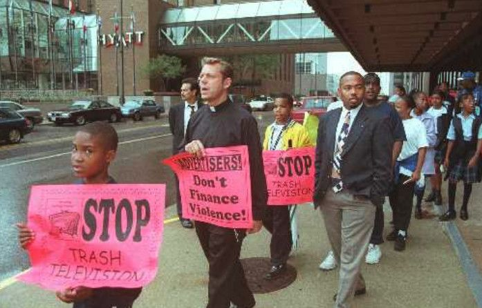Le révérend Michael Pfleger mène une manifestation contre le Jerry Springer Show en 1999. | Photo de fichier Sun-Times