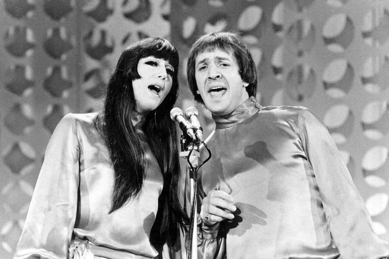 Dalam foto fail 21 Jan 1966 ini, Sonny dan Cher menyanyi semasa rakaman The Danny Thomas Special di Los Angeles.