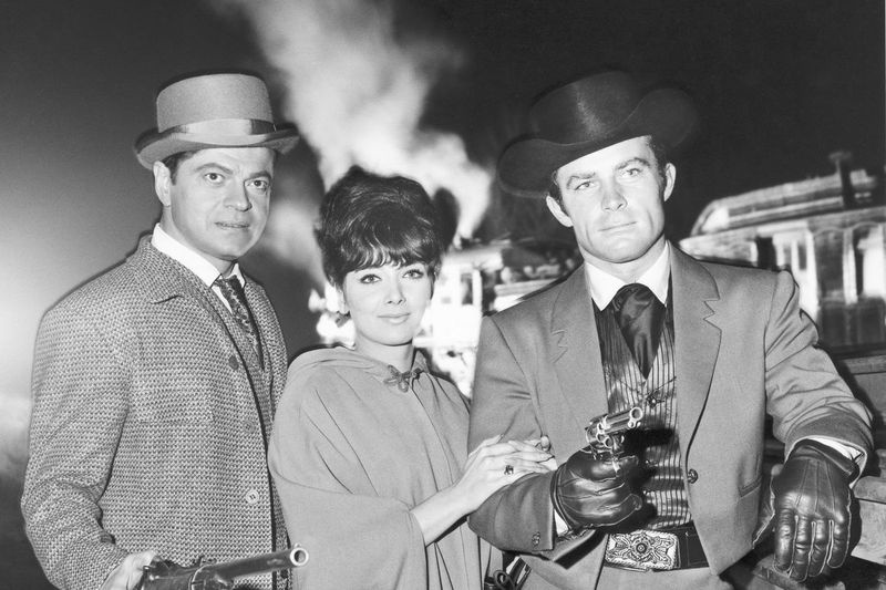 Ross Martin (vasakult), Phoebe Dorin ja Robert Conrad klassikalise telesarja 